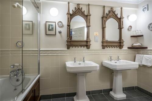 Accommodation in Clifden - Superior Room Bathroom