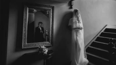 Bride with veil by the mirror