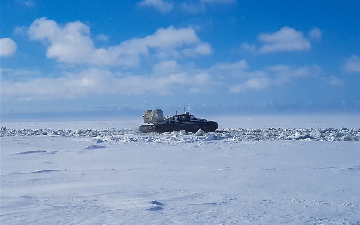 995ED Hovercraft over arctic icebreaker 