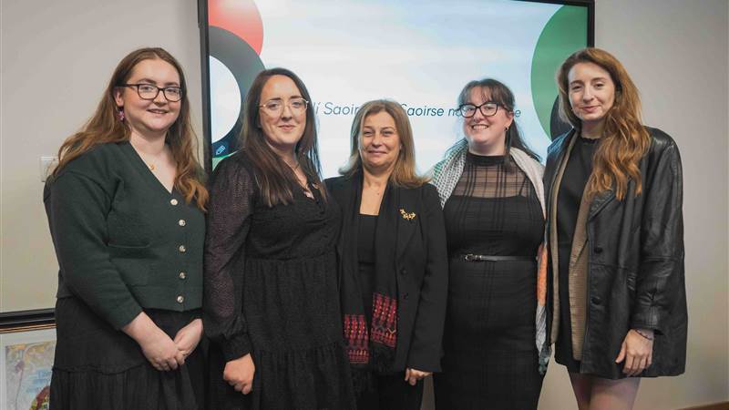 Fáilte curtha roimh Ambasadóir na Palaistíne ag Gael Linn ar lá stairiúil