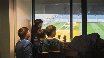 Tráchtairí Óga i mbun a gceird i bPáirc an Chrócaigh