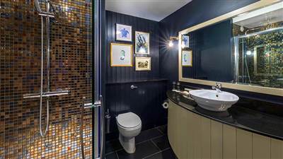 Bathroom Garryvoe 4 Star Hotel in East Cork. Rooms 𝗙𝗿𝗼𝗺 €𝟭𝟭𝟱 𝗽𝗲𝗿 𝗿𝗼𝗼𝗺