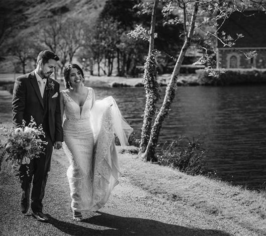 groom-holding-bouquet