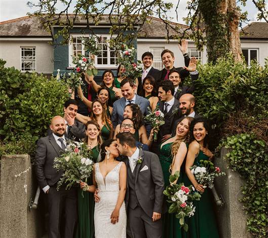 kissing-at-the-bottom-of-the-steps-with-