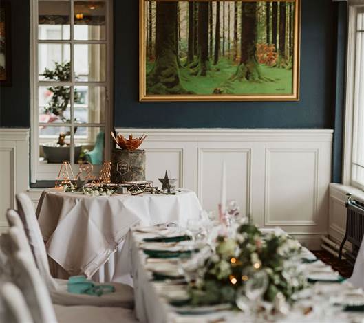 table-1-with-cake-and-painting-wow