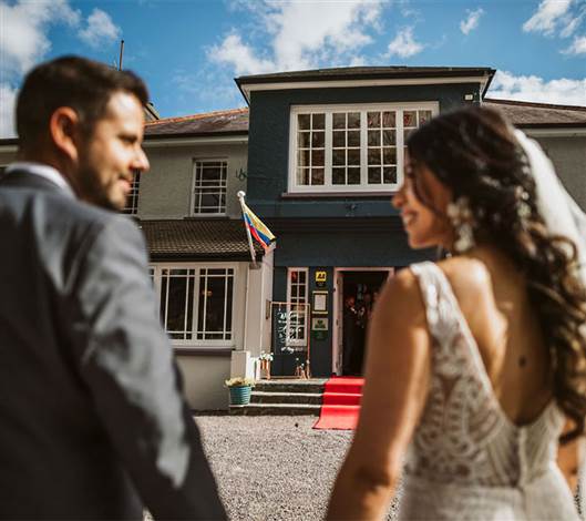 wedding-couple-blurred-hotel-and-flag-be