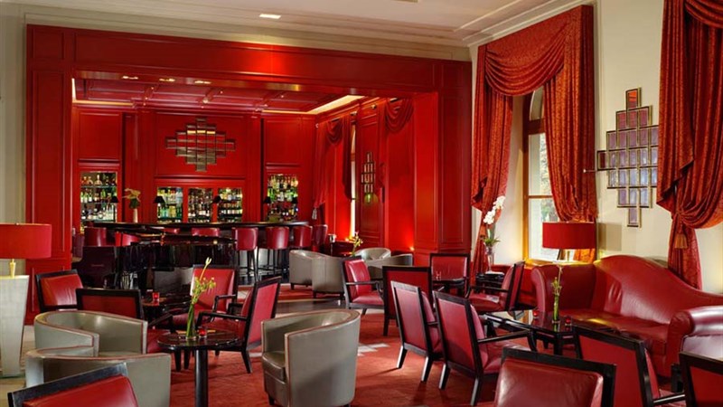 an unmissable Hotel Bar on the left bank of Geneva 