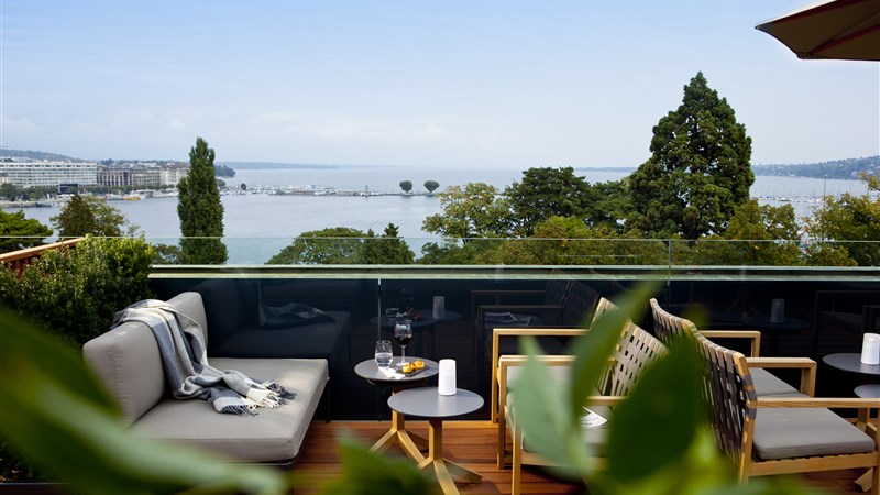 Dining on the Lake Geneva - Rooftop & Lounge Bar Switzerland