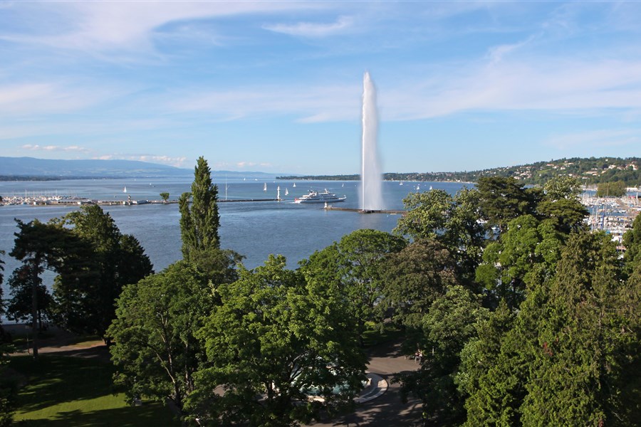 Geneva Cocktail Bar and Lounge Met Rooftop Lounge