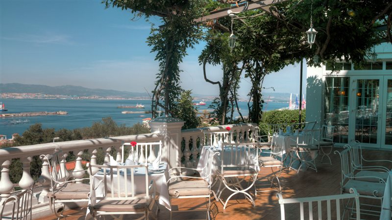 Outdoor Terrace with Vews for Dnning in Gibraltar
