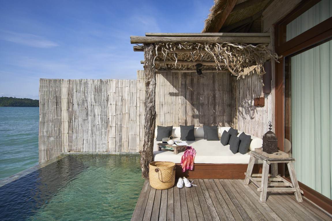 Sundeck with daybed at one bedroom overwater villa